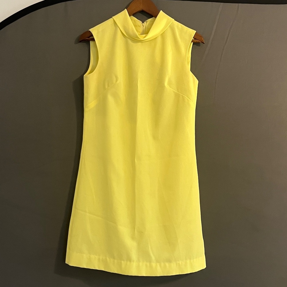 Butter yellow vintage 1960s shift dress with ascot tie (detached) - Picture 4 of 6